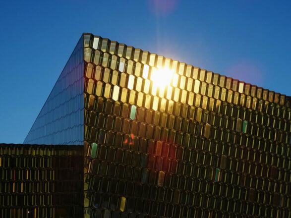 Spiegelung in der Fassade der Harpa
