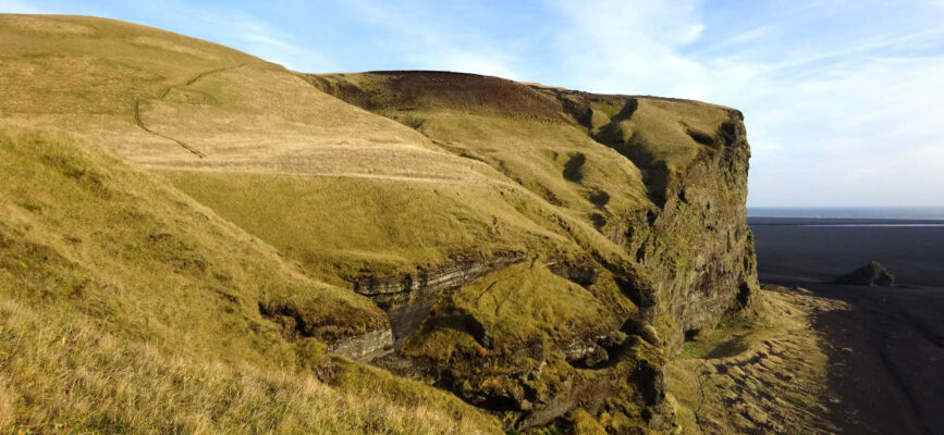 Blick über den Abgrund des Hjörleifshöfði