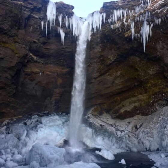 Im Sommer ist es möglich hinter den Wasserfall Kvernufoss zu laufen