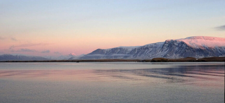 Der Berg Esja in der Nähe von Reykjavík