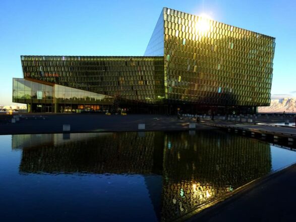 Harpa ist das Konzert- und Konferenzhaus in Reykjavík
