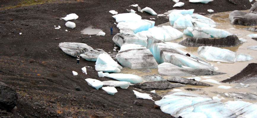 Menschen an den Eisbergen des Svínafellsjökull
