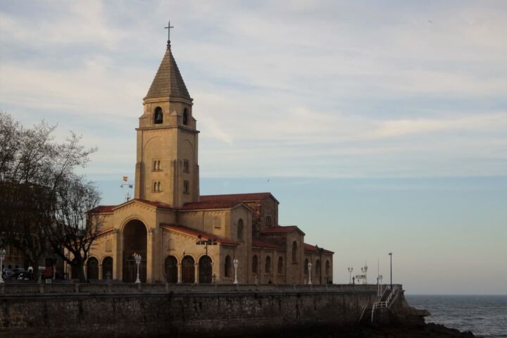 Kirche auf dem Jakobsweg im Sonnenuntergang